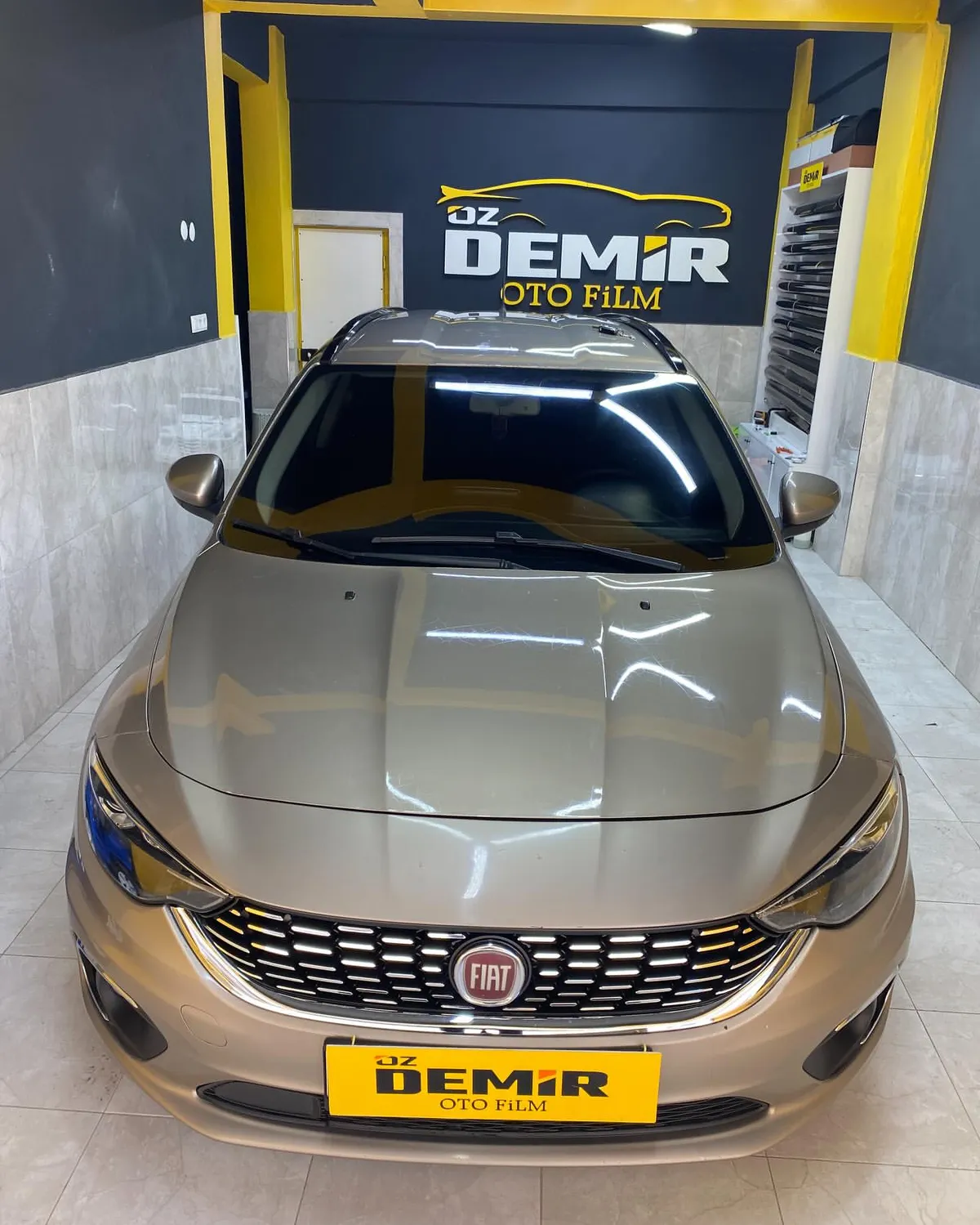 Ön cam dahil cam filmi uygulanmış Fiat Egea