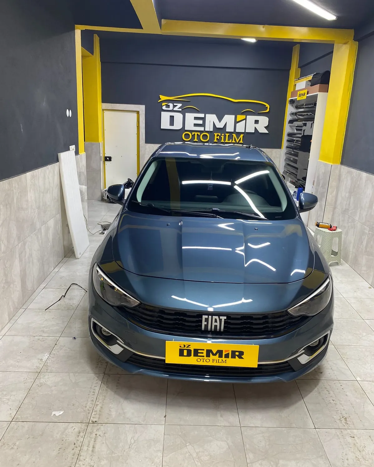 Ön cam hariç cam filmi uygulanmış Fiat Egea sedan