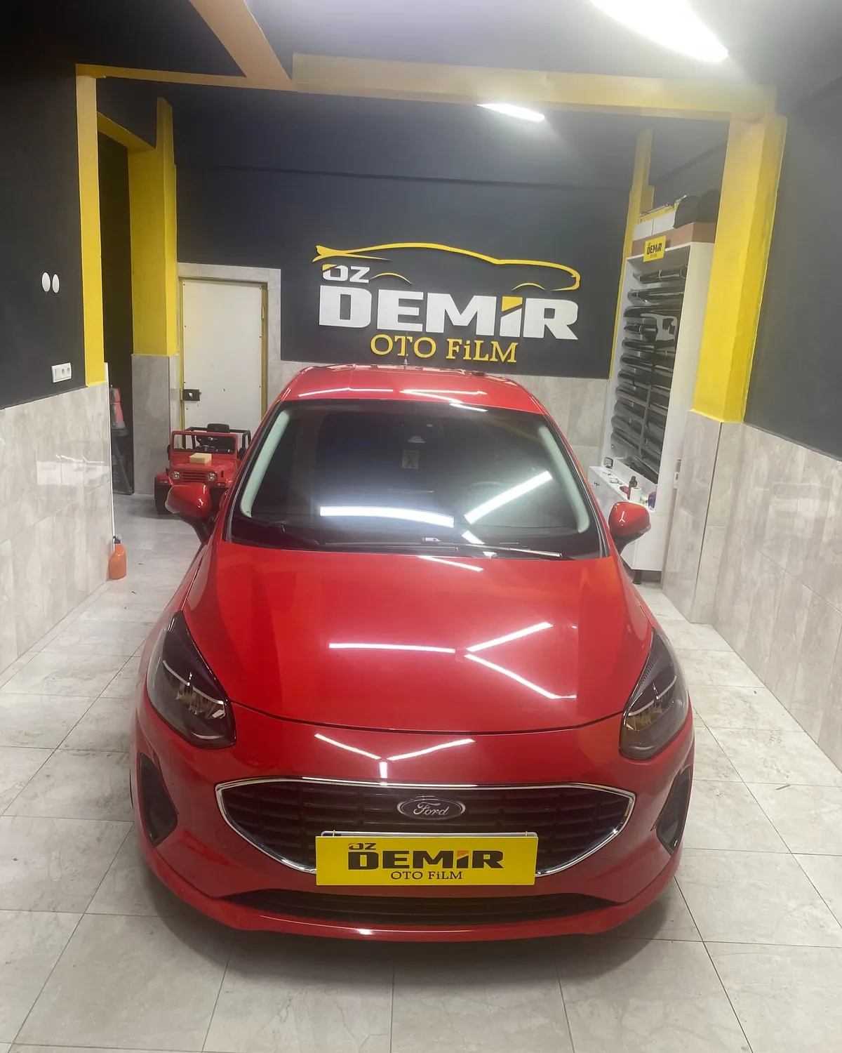 Ön cam hariç cam filmi uygulanmış Ford Fiesta